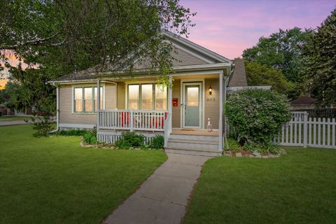 Photo of 903 N Chicago Ave, South Milwaukee, WI 53172 (MLS # 1963429)