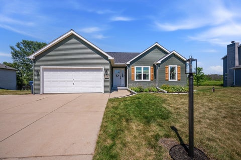 Photo of W1066 Audubon Park Dr, Ixonia, WI 53036 (MLS # 1971903)