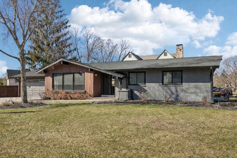 Photo of 726 W Wisconsin Ave, Oconomowoc, WI 53066 (MLS # 1956178)