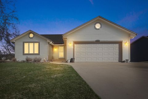 Photo of 1280 Orchard Cir, Oconomowoc, WI 53066 (MLS # 1955766)