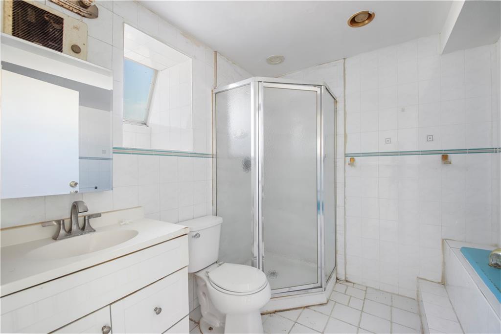 Brooklyn, New York 11234, United States, 7 Bedrooms Bedrooms, ,5 BathroomsBathrooms,Residential,Active,91453