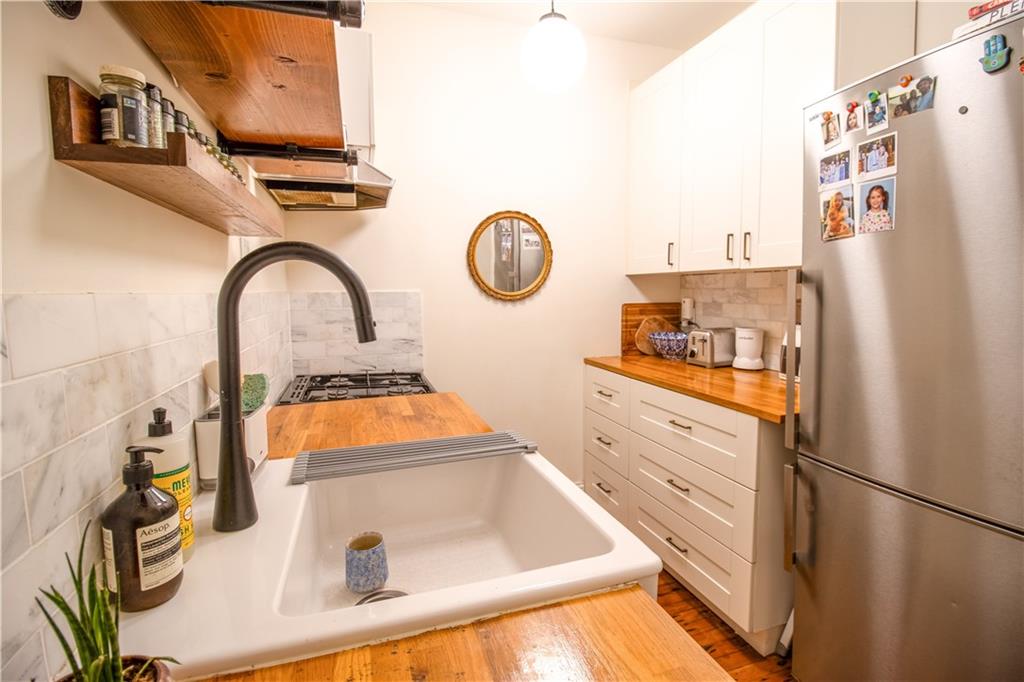 Brooklyn, New York 11226, United States, 2 Bedrooms Bedrooms, ,1 BathroomBathrooms,Residential,Pending,33359