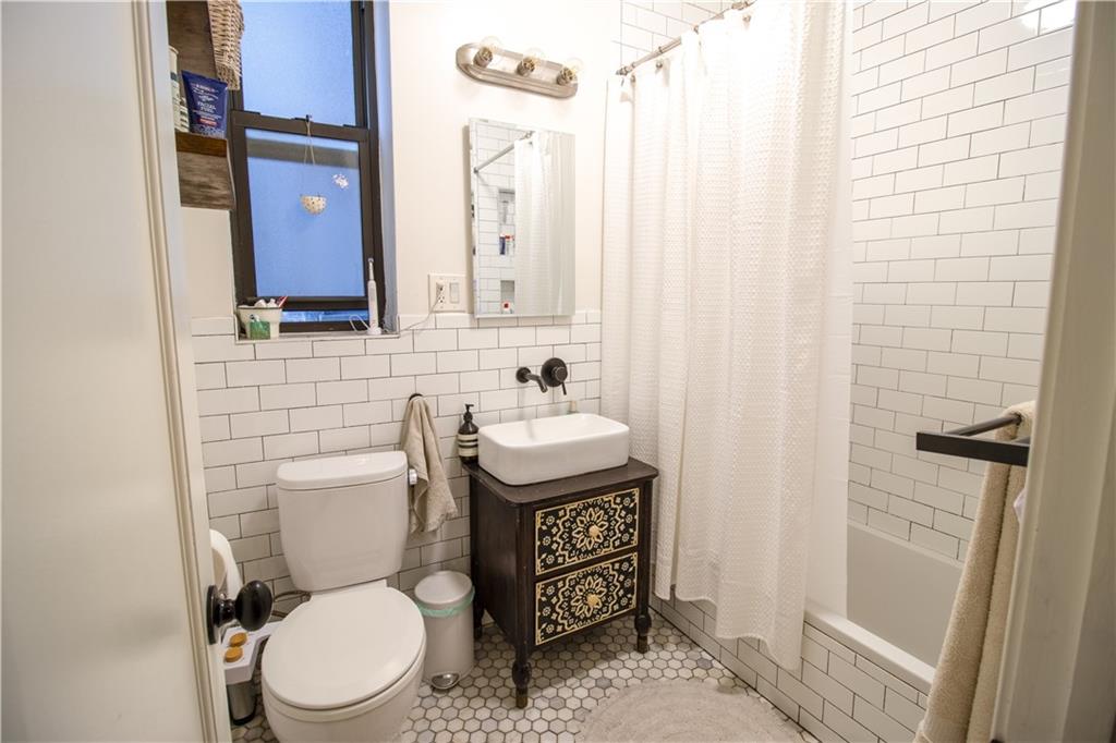 Brooklyn, New York 11226, United States, 2 Bedrooms Bedrooms, ,1 BathroomBathrooms,Residential,Pending,33359