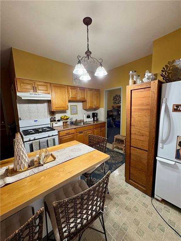 Middle Village, New York 11379, United States, 5 Bedrooms Bedrooms, ,3 BathroomsBathrooms,Residential,Active,4700