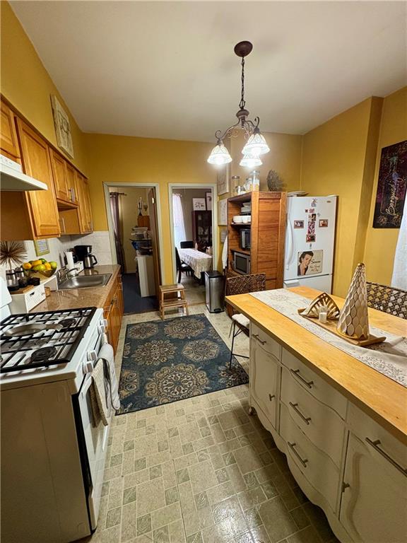Middle Village, New York 11379, United States, 5 Bedrooms Bedrooms, ,3 BathroomsBathrooms,Residential,Active,4700