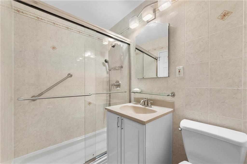 Brooklyn, New York 11209, United States, 1 Bedroom Bedrooms, ,1 BathroomBathrooms,Residential,Pending,123919
