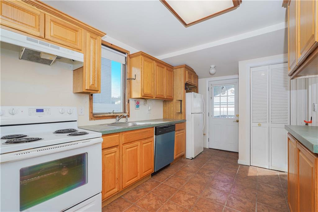 Island Park, New York 11558, United States, 2 Bedrooms Bedrooms, ,1 BathroomBathrooms,Residential,Pending,36516