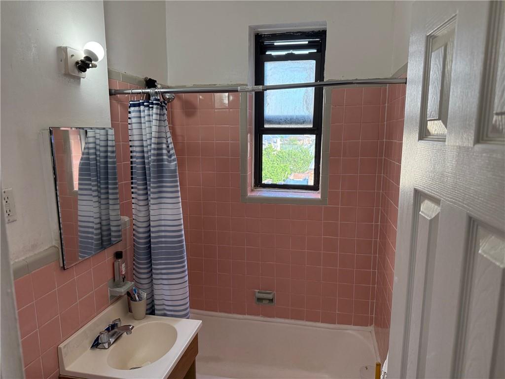 Queens, New York 11694, United States, 1 Bedroom Bedrooms, ,1 BathroomBathrooms,Residential,Active,150672