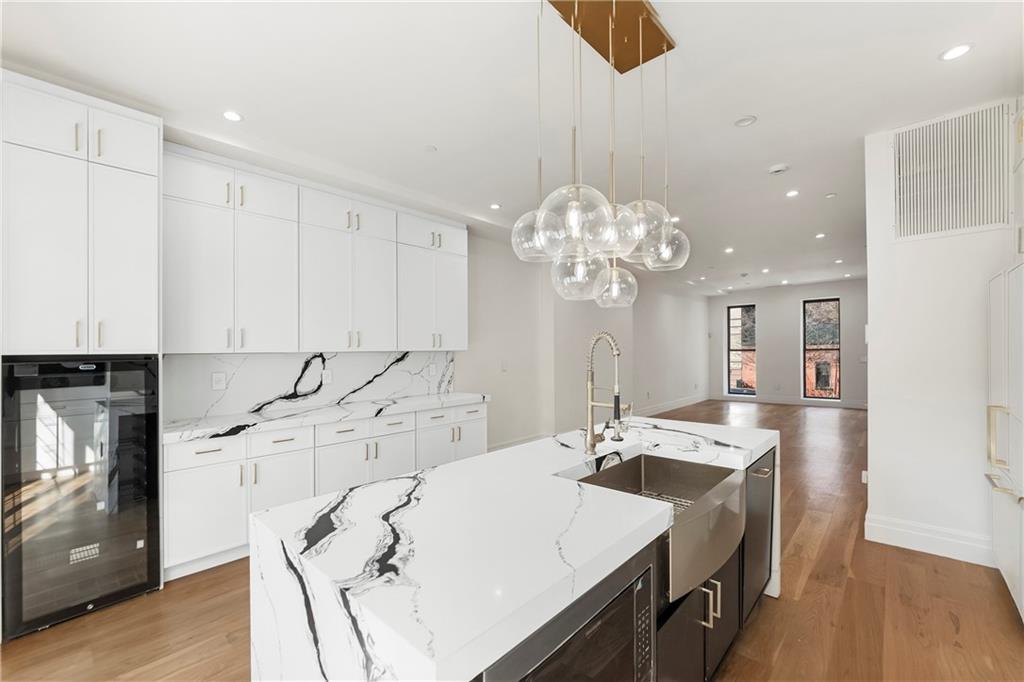 Brooklyn, New York 11221, United States, 7 Bedrooms Bedrooms, ,5 BathroomsBathrooms,Residential,Active,144565