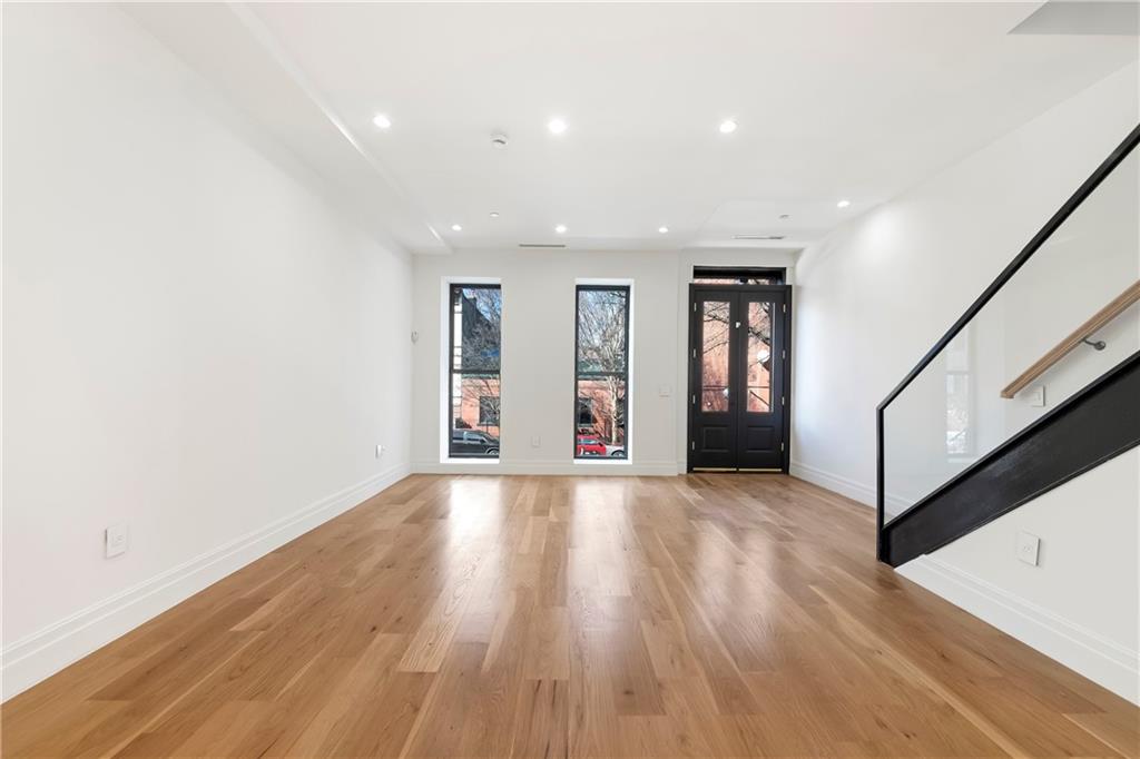 Brooklyn, New York 11221, United States, 7 Bedrooms Bedrooms, ,5 BathroomsBathrooms,Residential,Active,144565