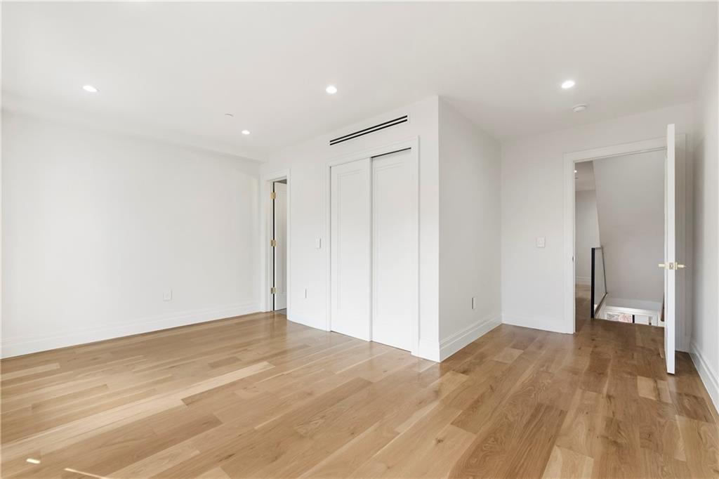 Brooklyn, New York 11221, United States, 7 Bedrooms Bedrooms, ,5 BathroomsBathrooms,Residential,Active,144565