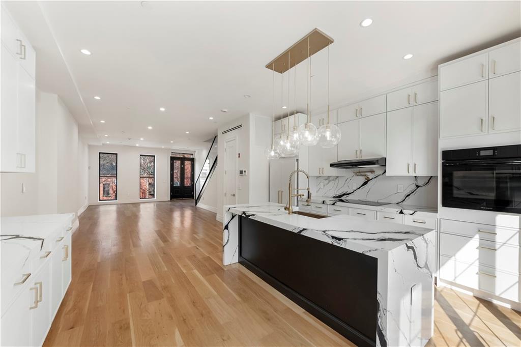 Brooklyn, New York 11221, United States, 7 Bedrooms Bedrooms, ,5 BathroomsBathrooms,Residential,Active,144565