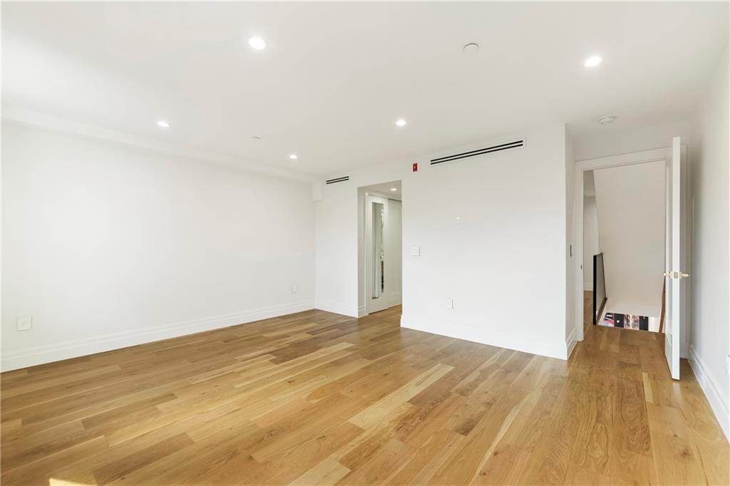 Brooklyn, New York 11221, United States, 7 Bedrooms Bedrooms, ,5 BathroomsBathrooms,Residential,Active,144565