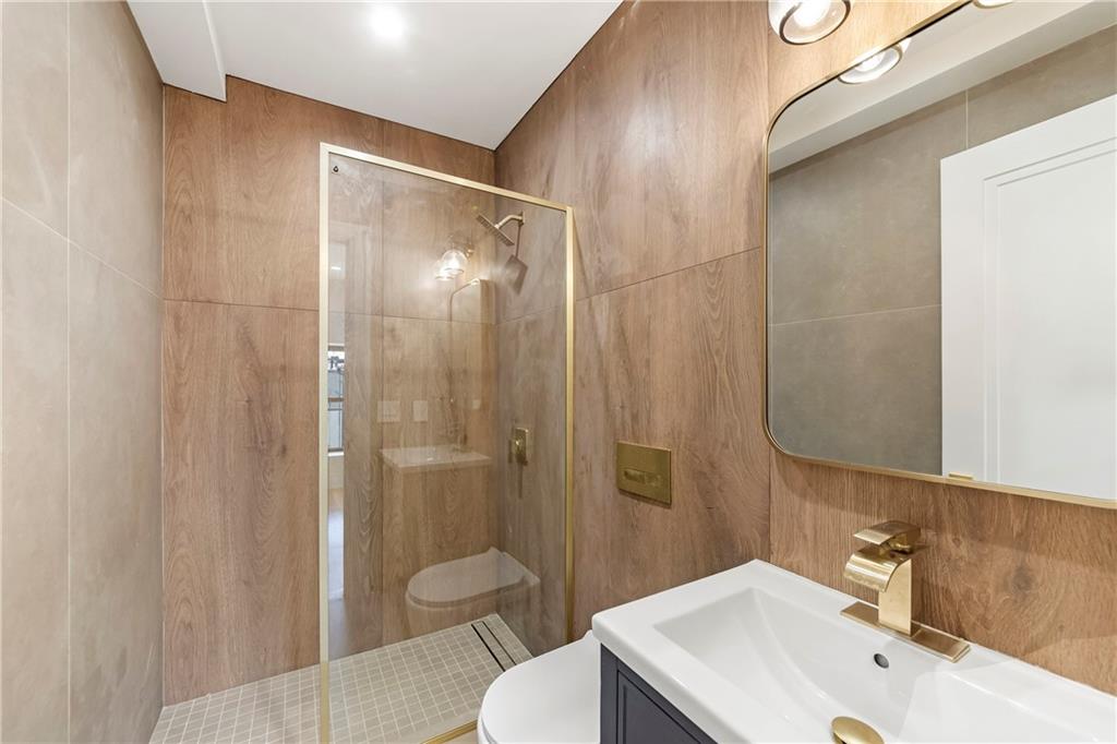 Brooklyn, New York 11221, United States, 7 Bedrooms Bedrooms, ,5 BathroomsBathrooms,Residential,Active,144565