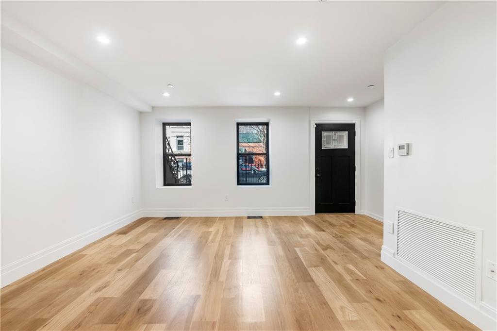 Brooklyn, New York 11221, United States, 7 Bedrooms Bedrooms, ,5 BathroomsBathrooms,Residential,Active,144565