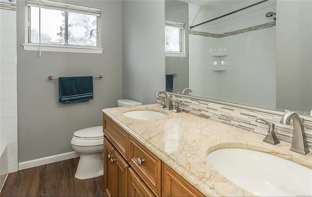 Huntington, New York 11743, United States, 4 Bedrooms Bedrooms, ,2 BathroomsBathrooms,Residential,Pending,32463