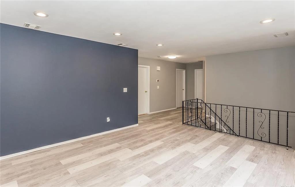 Huntington, New York 11743, United States, 4 Bedrooms Bedrooms, ,2 BathroomsBathrooms,Residential,Pending,32463