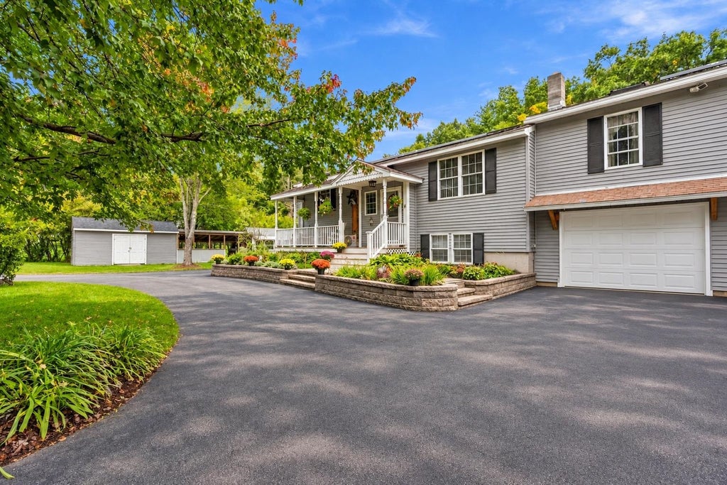Photo of 4 Woodbury Drive, Nashua, NH 03062 (MLS # 5114777)