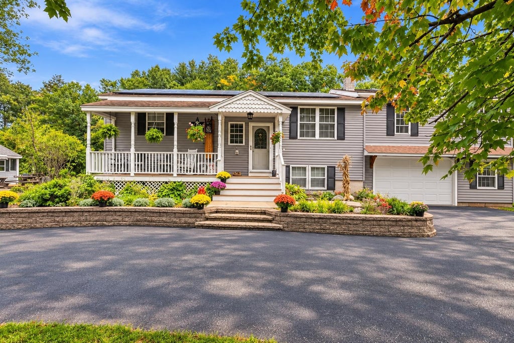Photo of 4 Woodbury Drive, Nashua, NH 03062 (MLS # 5114777)
