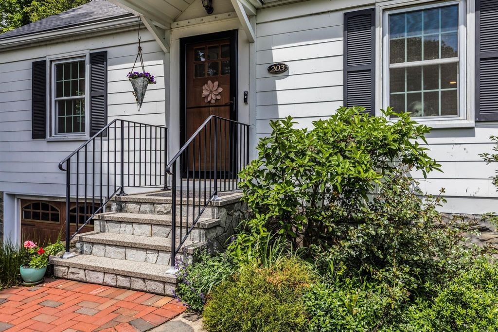 Photo of 203 Melbourne Street, Portsmouth, NH 03801 (MLS # 5093510)