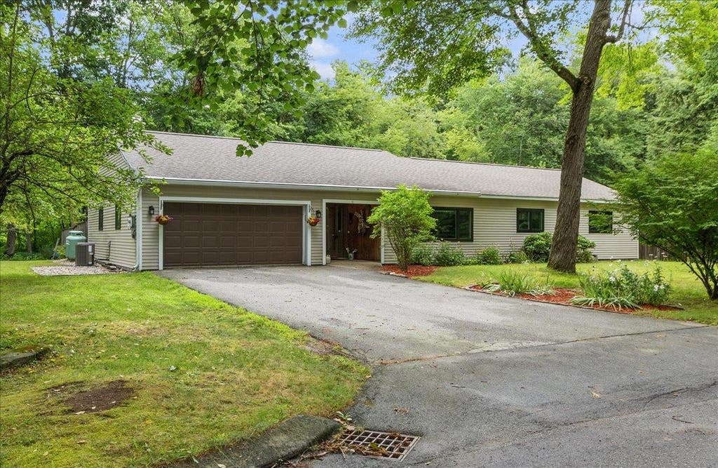Photo of 6 Fir Street, Merrimack, NH 03054 (MLS # 5102747)