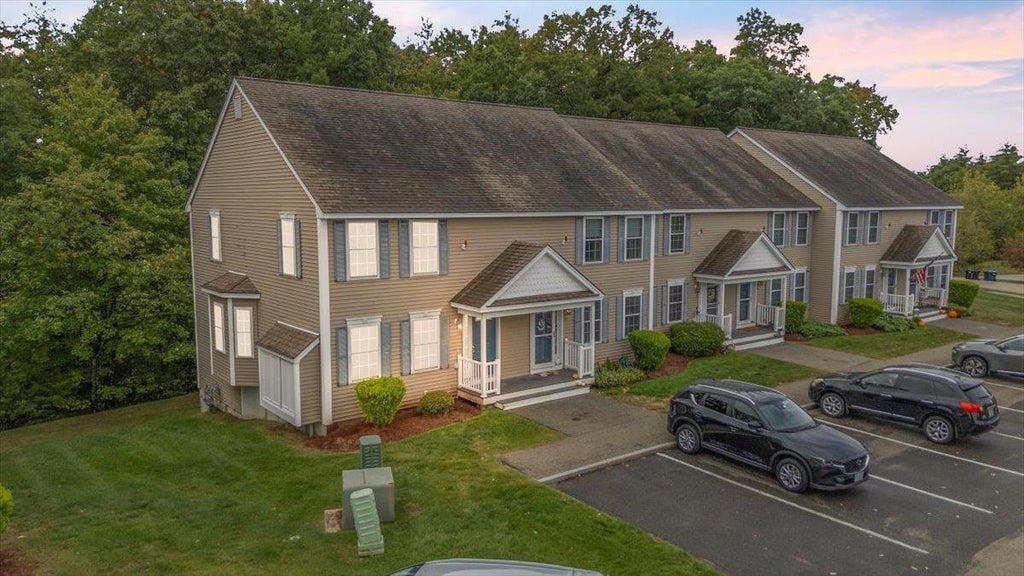 Photo of 68 Overlook Circle #68, Hudson, NH 03051 (MLS # 5112183)