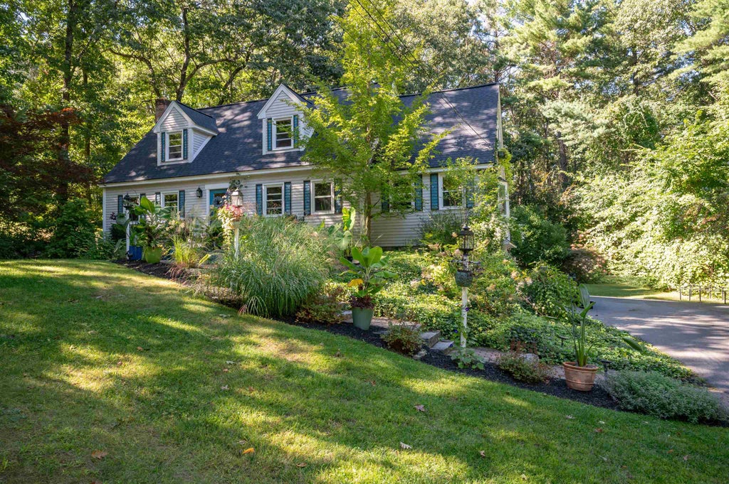 Photo of 16 Teloian Drive, Hudson, NH 03051 (MLS # 5110384)