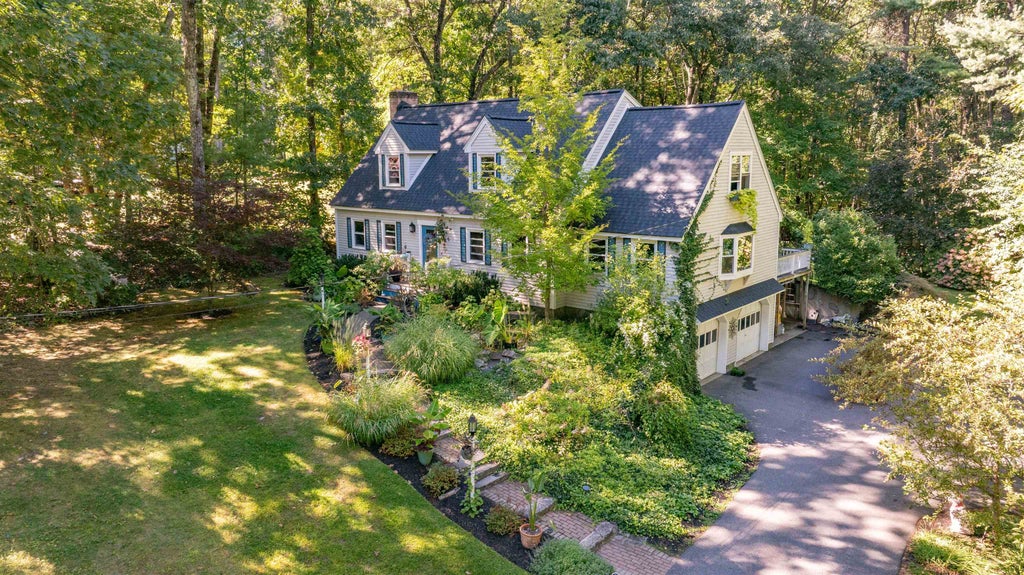 Photo of 16 Teloian Drive, Hudson, NH 03051 (MLS # 5110384)