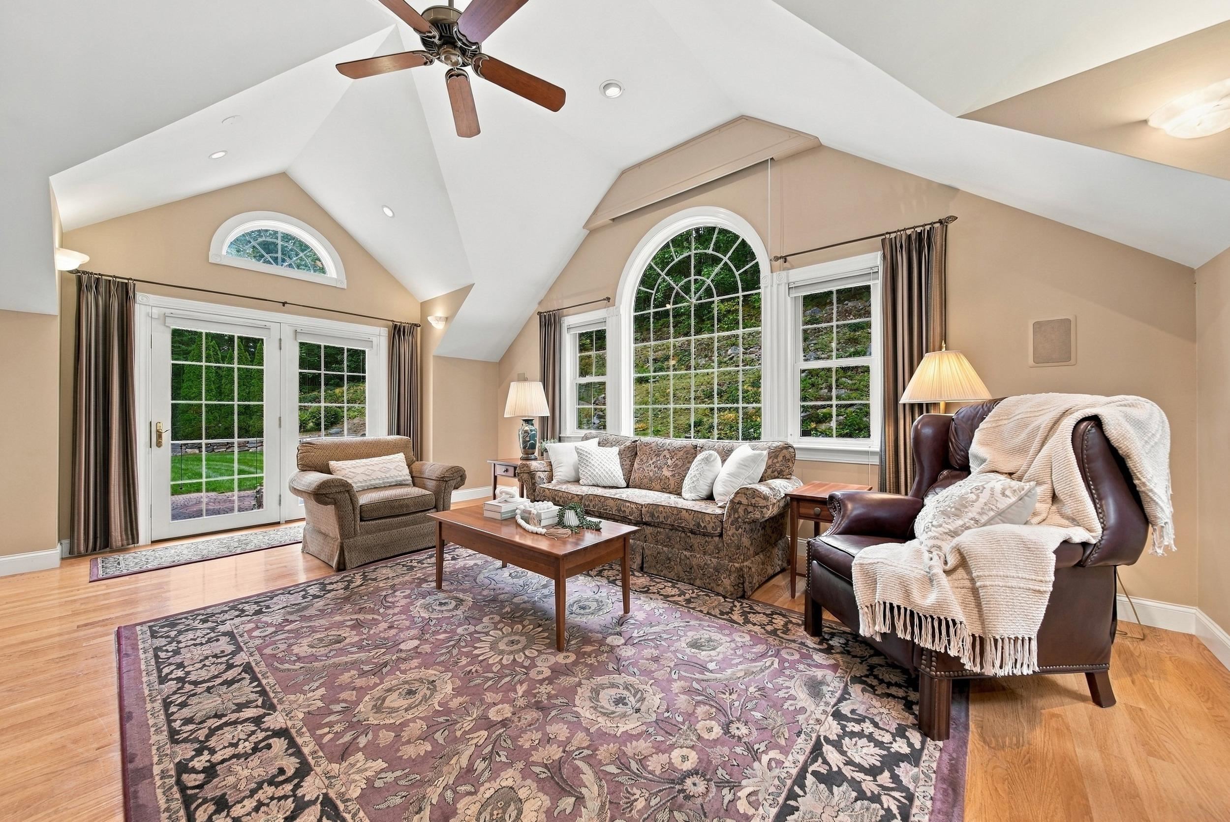 10 Winding Valley Road