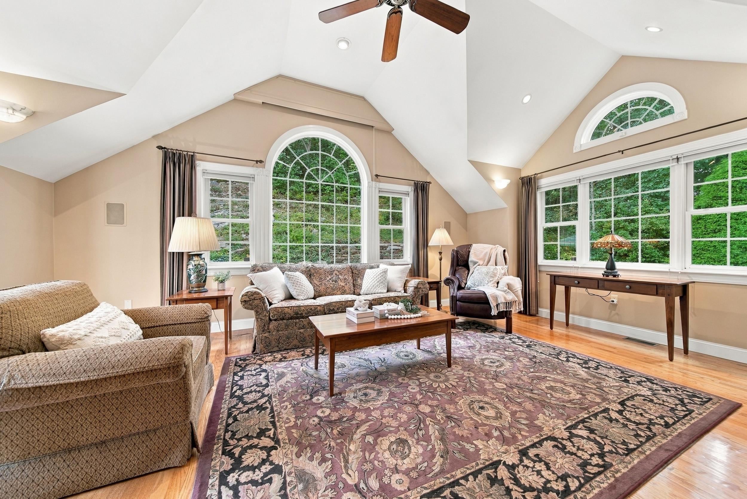 10 Winding Valley Road