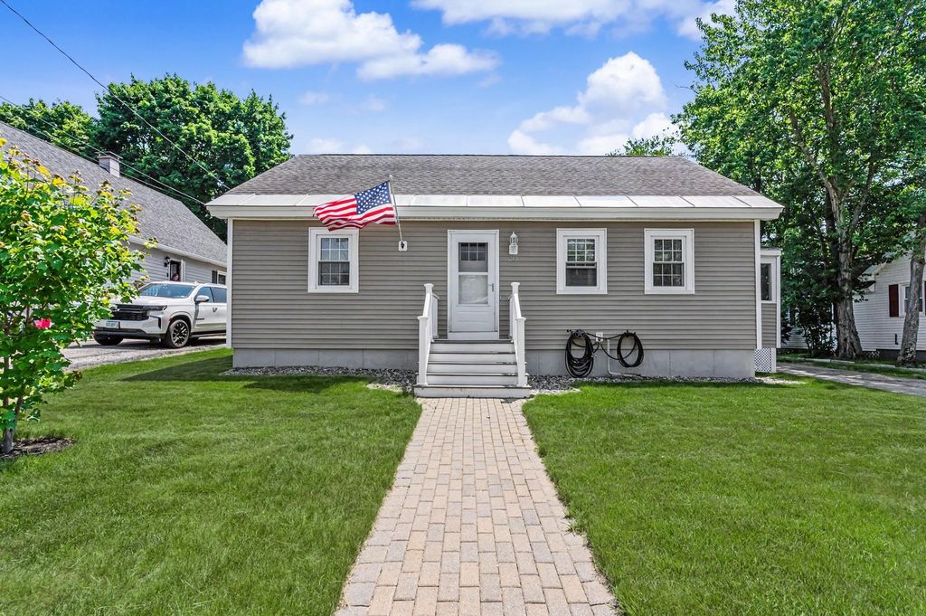 Photo of 213 Bourne Street, Manchester, NH 03013 (MLS # 5094188)