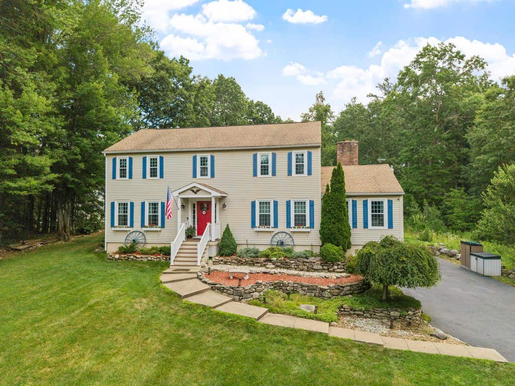 Photo of 11 Ashley Drive, Londonderry, NH 03053 (MLS # 5101517)