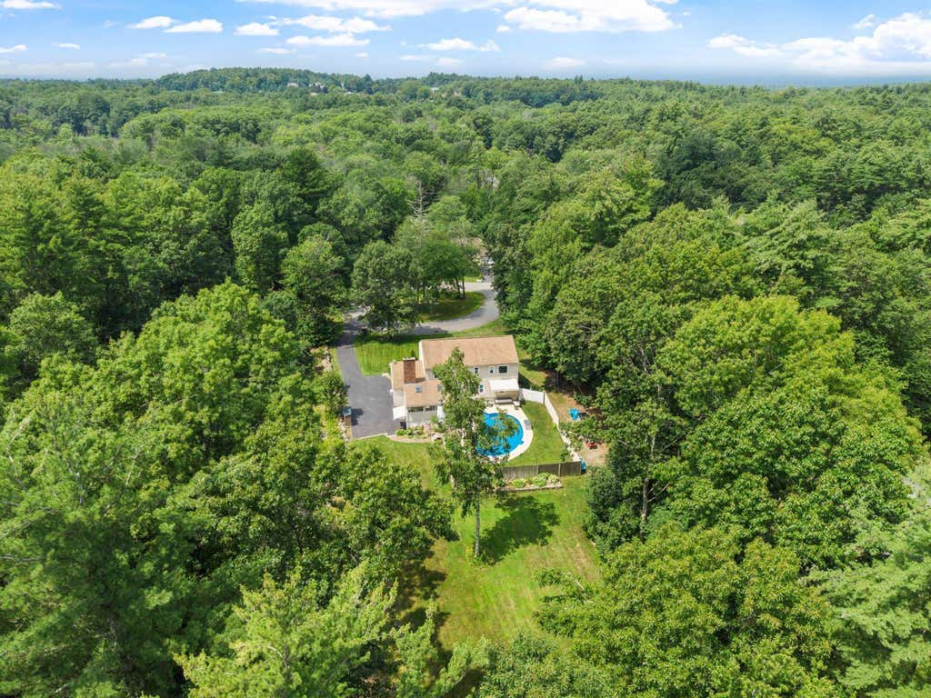 Photo of 11 Ashley Drive, Londonderry, NH 03053 (MLS # 5101517)