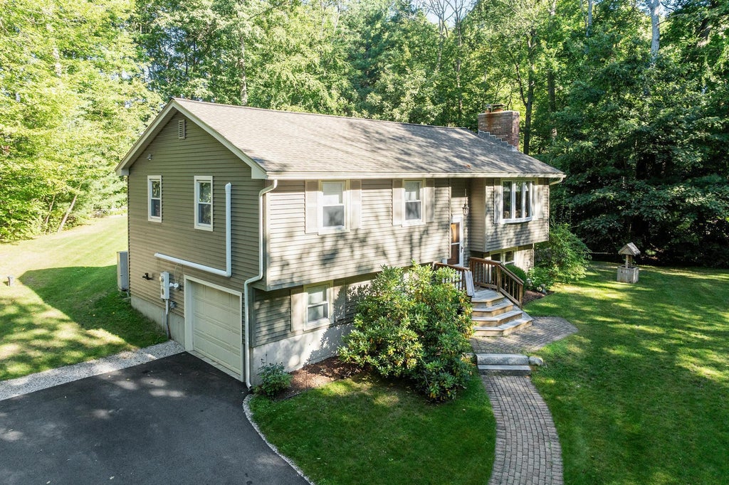 Photo of 9 Sherwood Road, Londonderry, NH 03053 (MLS # 5108833)