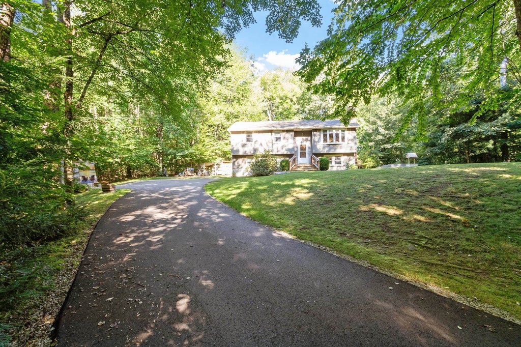 Photo of 9 Sherwood Road, Londonderry, NH 03053 (MLS # 5108833)