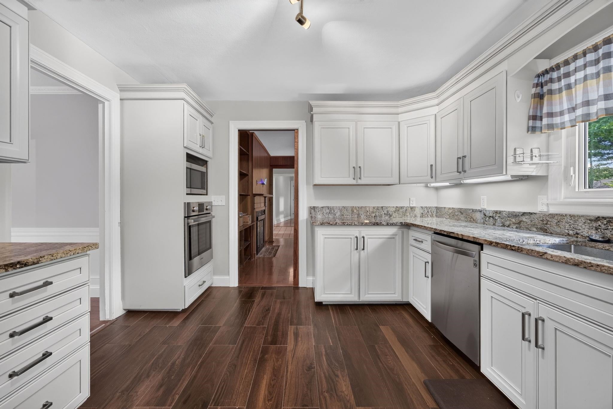 27 W Adelaide Avenue