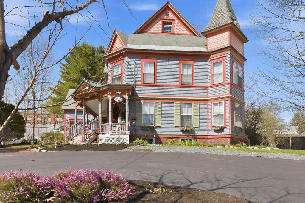 Photo of 8 Pleasant Street, Plymouth, NH 03264 (MLS # 5100183)