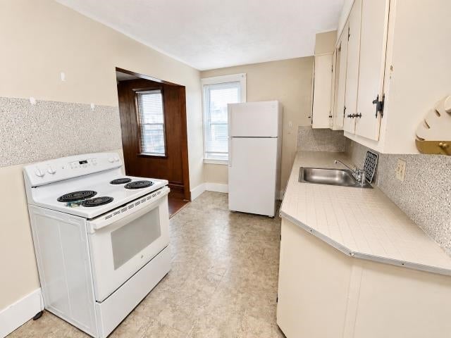 Photo of 110 W Hollis Street #B, Nashua, NH 03060 (MLS # 5108378)