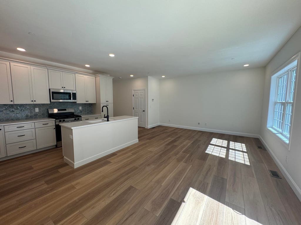 Photo of 5 Dearborn Circle, Goffstown, NH 03045 (MLS # 5097797)