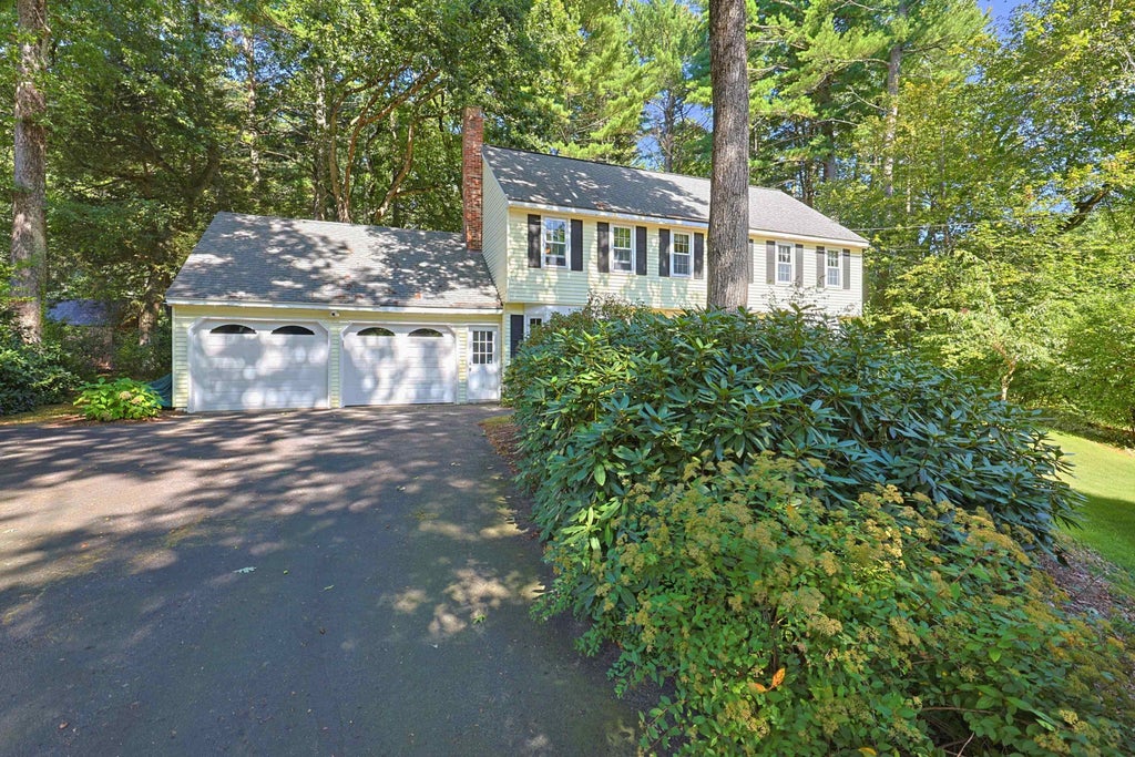 Photo of 8 Birdie Lane, Hudson, NH 03051 (MLS # 5111660)