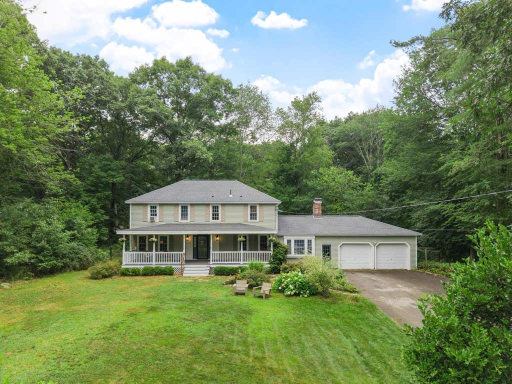 Photo of 12 King Henry Drive, Londonderry, NH 03053 (MLS # 5105407)
