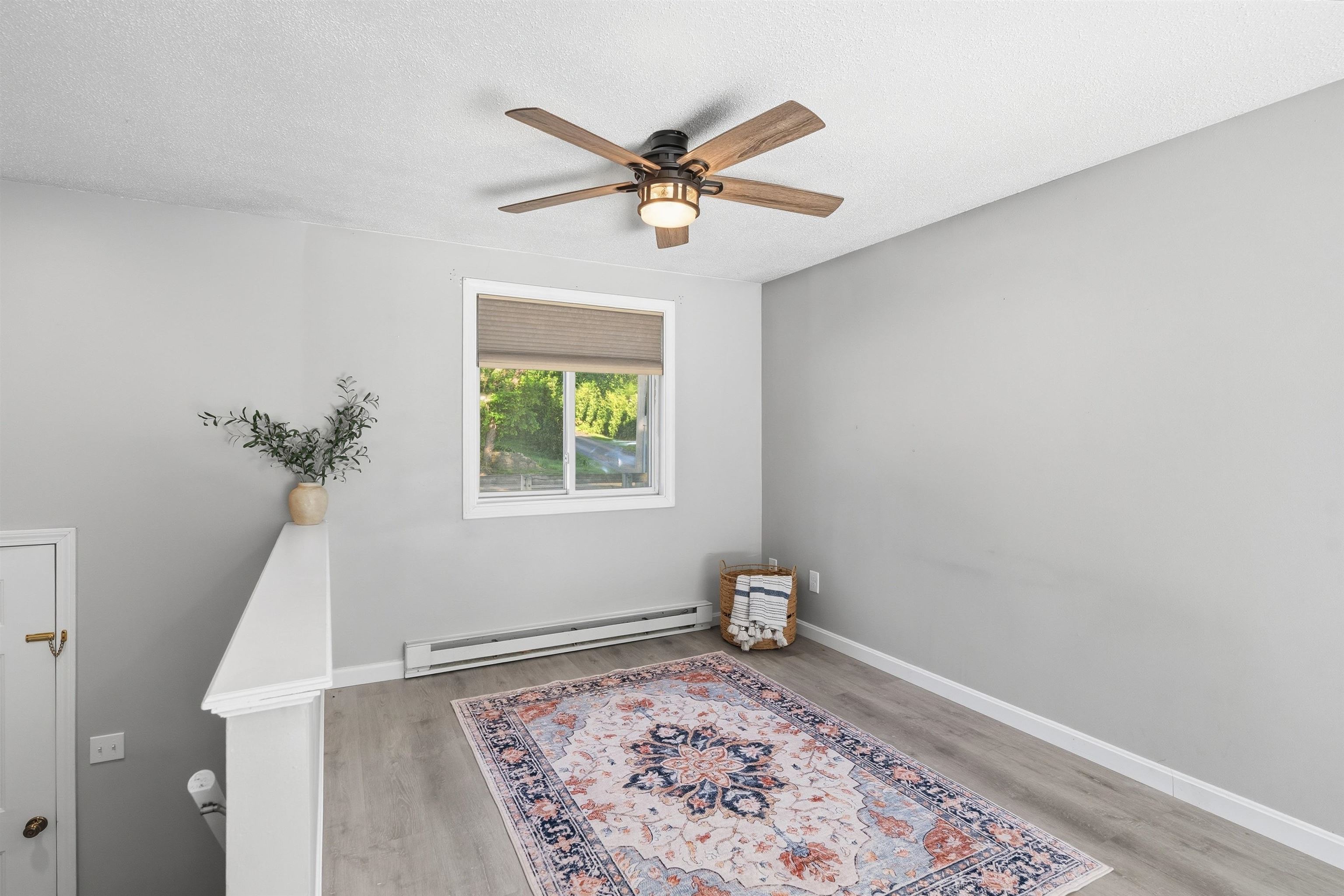 897 Mammoth Road 8
