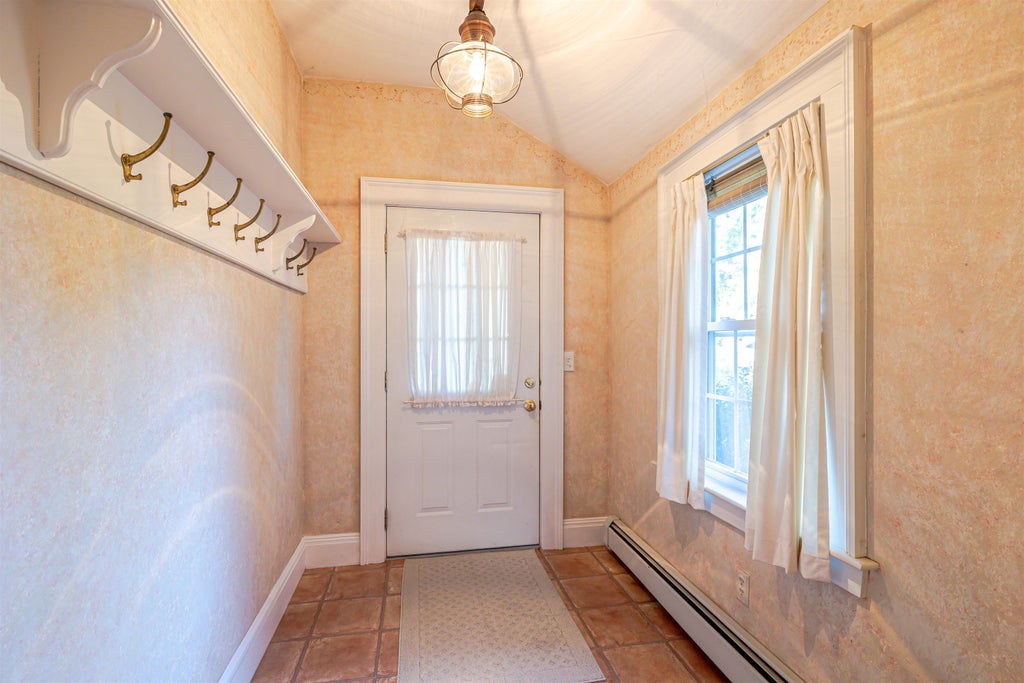 Photo of 337 Main Street, Fremont, NH 03044 (MLS # 5110217)