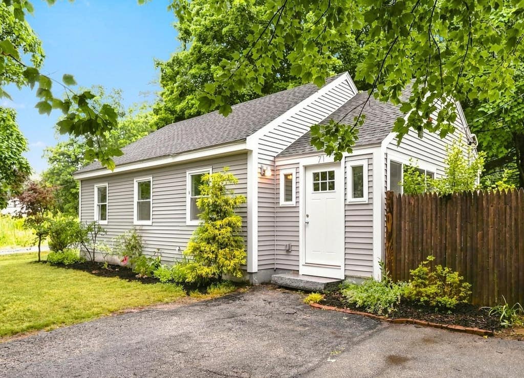Photo of 71 Manchester Street, Nashua, NH 03064 (MLS # 5103177)