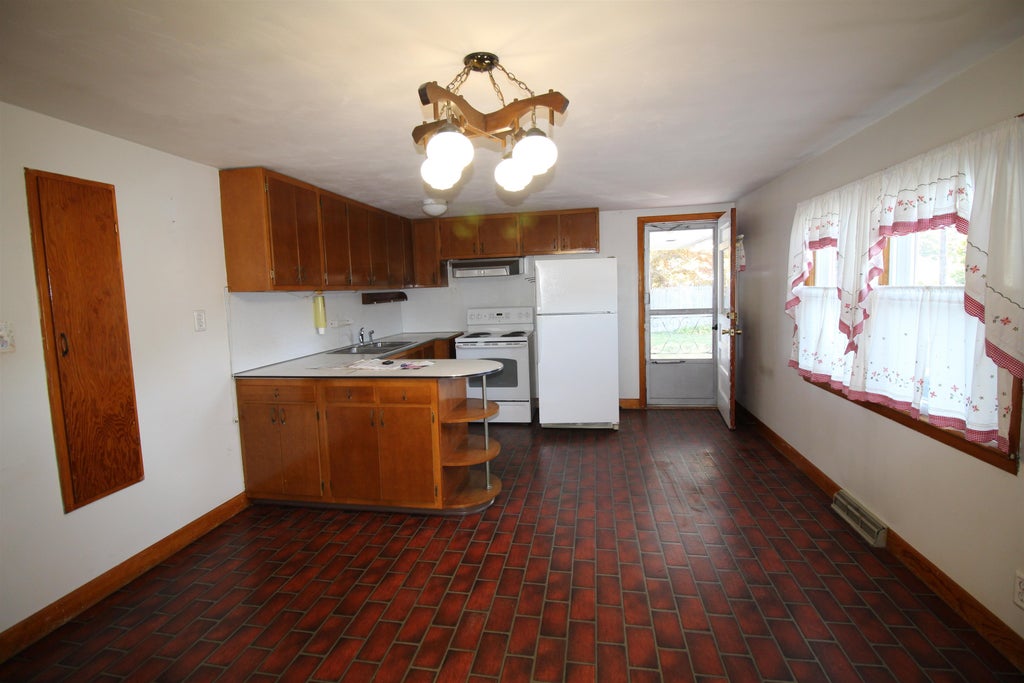 Photo of 4 Travers Street, Hudson, NH 03051 (MLS # 5113807)
