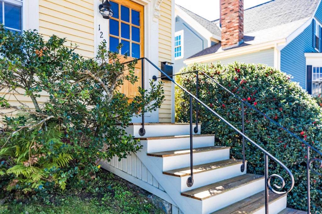 Photo of 122 New Castle Avenue, Portsmouth, NH 03801 (MLS # 5110299)