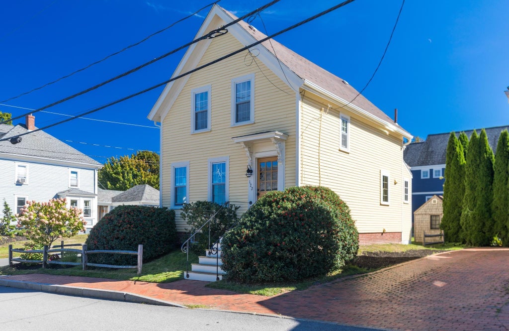 Photo of 122 New Castle Avenue, Portsmouth, NH 03801 (MLS # 5110299)