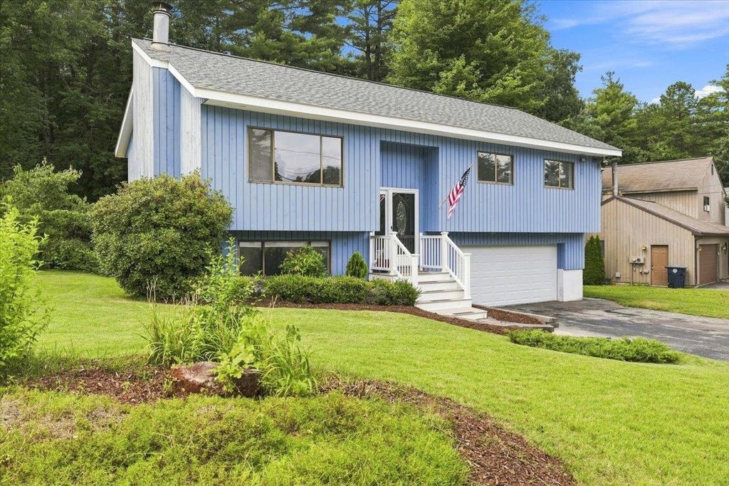 Photo of 19 Cimmarron Drive, Nashua, NH 03062 (MLS # 5103688)