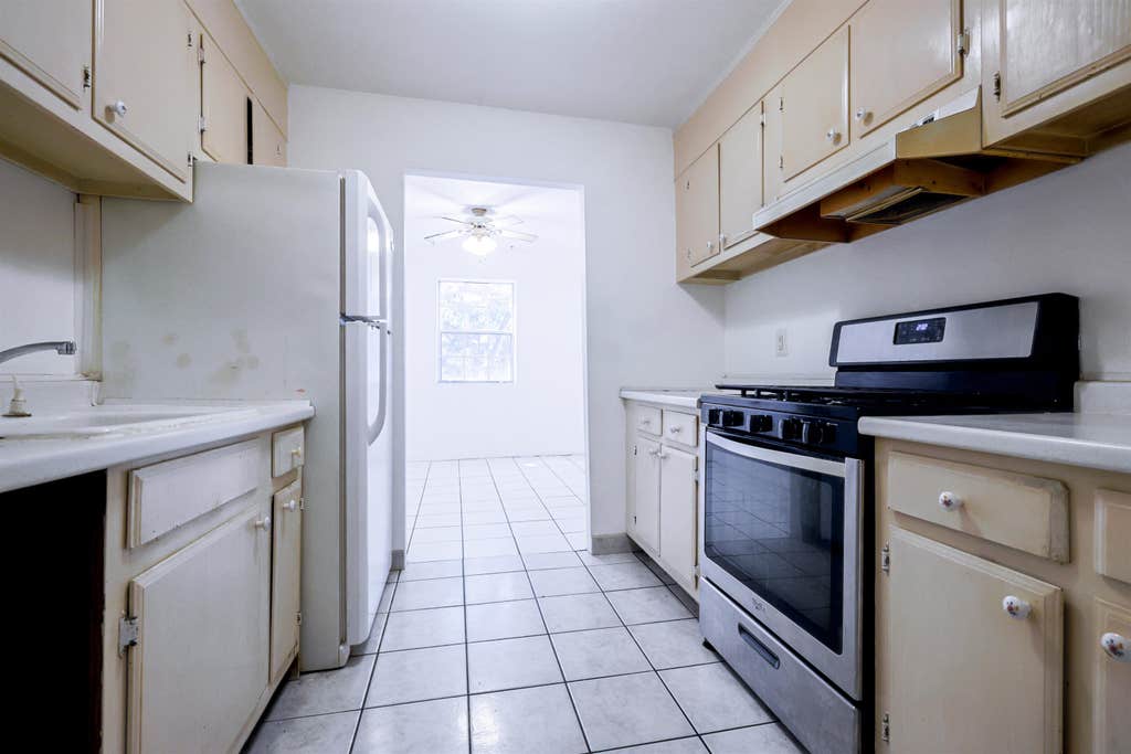 Photo of 5 Louisburg Square #11, Nashua, NH 03060 (MLS # 5103412)