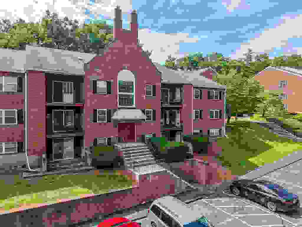 Photo of 5 Louisburg Square #11, Nashua, NH 03060 (MLS # 5103412)